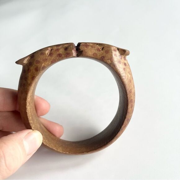 Hand Carvedβ Wooden Bangle Bracelet Kissing Cheetahs African Safari Boho Artsy - Picture 6 of 9